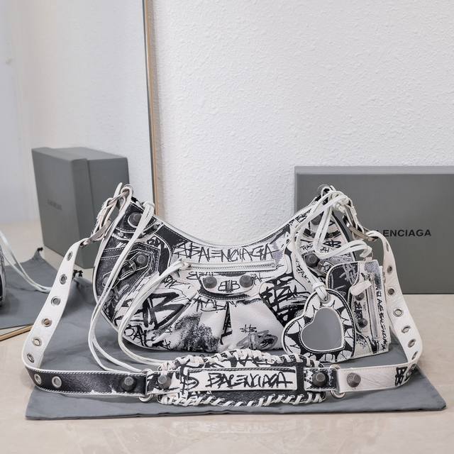 大号 白色涂鸦 Balenciag Le Cagole半月牙腋下包斜挎包 致敬经典机车包系列重磅新款王炸登场la 在传统的机车包上做了改良 可调节编织肩带附加孔