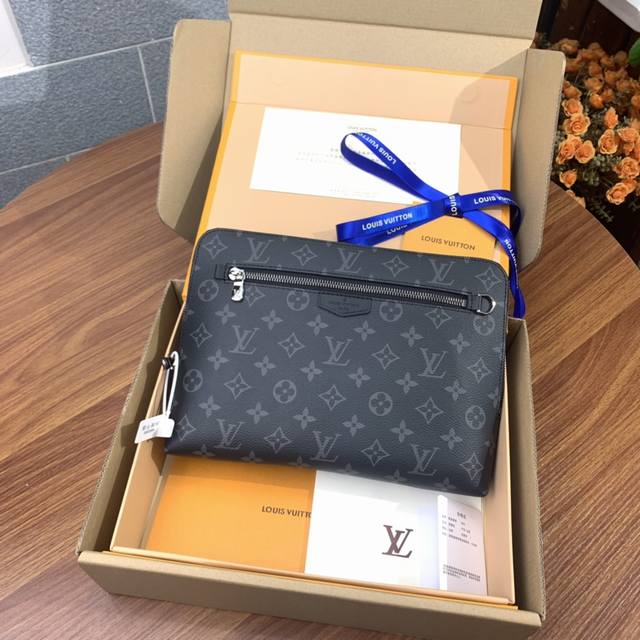 升级版本m60417克花 New Pouch 手拿包取材 Damier Graphite 帆布和金属件 设有拉链外袋 内贴袋和卡位 点缀路易威登巴黎标识压纹标签