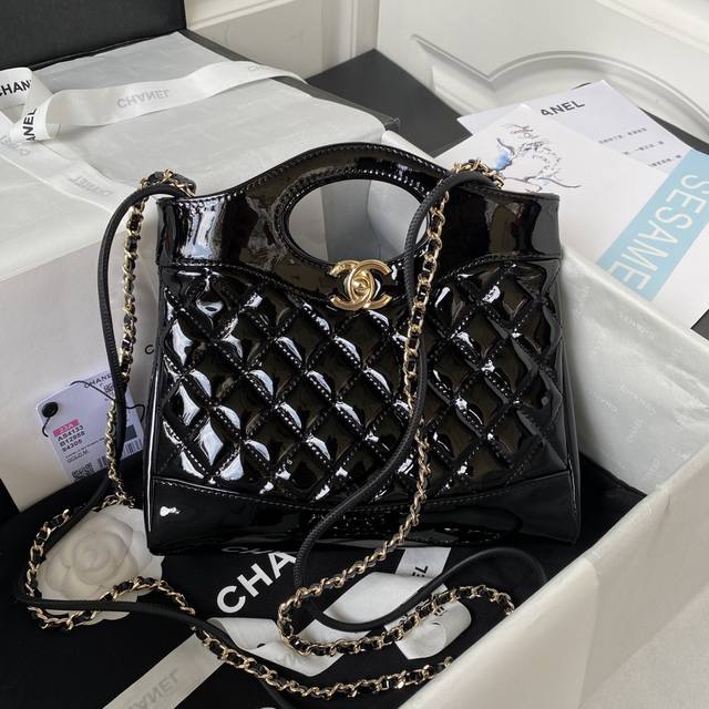 31Bag 2023高级手工坊秀场重磅回归 Mini版chanel 31Bag As4133漆皮 太乖可爱了 爱不释手 时尚时髦 落落大方 必备单品 特别推荐