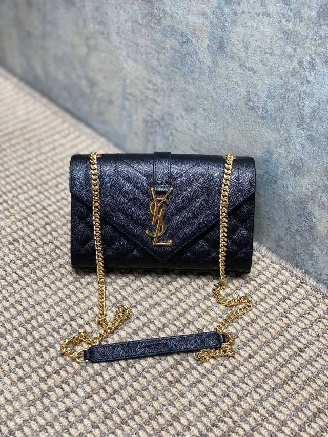 Ysl 新款 真皮球纹小信封包 它以绗缝纹理皮精心制成 配有抛光金色五金件 包括链式肩带和翻盖 方便你随时拿取卡片和其它随身小物 尺寸21X13X6Cm 编码3