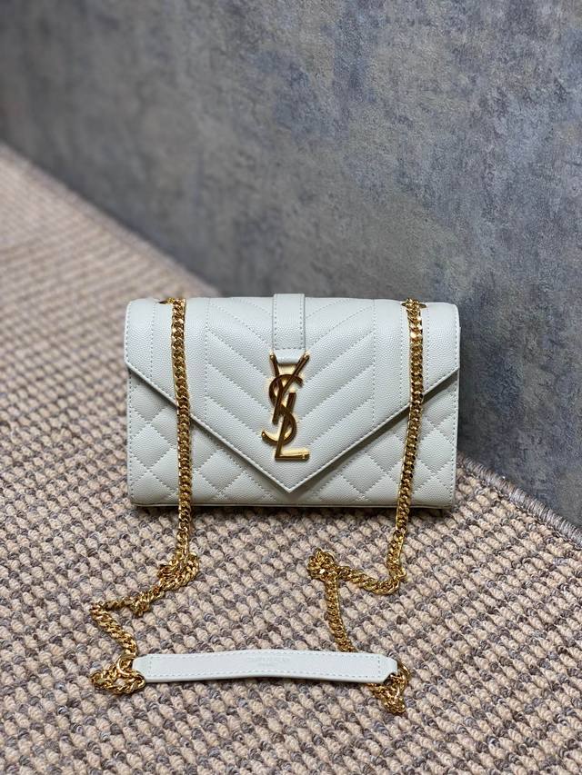 Ysl 新款 真皮球纹小信封包 它以绗缝纹理皮精心制成 配有抛光金色五金件 包括链式肩带和翻盖 方便你随时拿取卡片和其它随身小物 尺寸21X13X6Cm 编码3