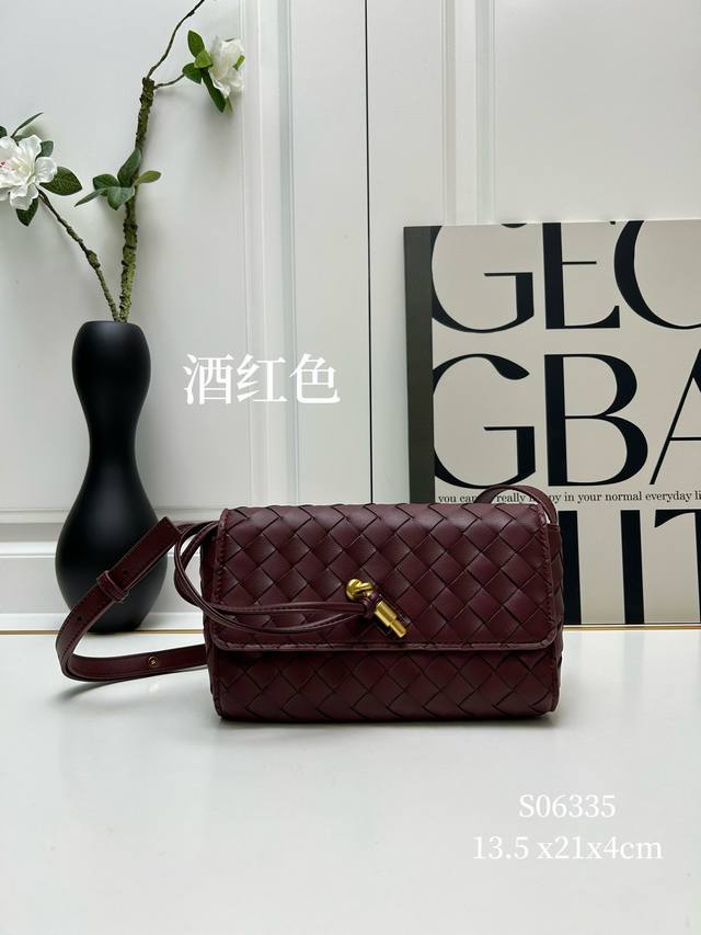 迷你andiamo手袋 结合典雅优美的个性 极简 高奢 Andiamo Mini Cross Body Bag 斜挎 手拿 随意拿捏 适合多种场合 * 编号 S