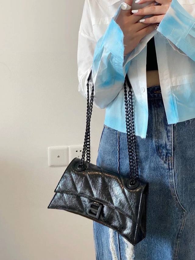 Balenciag新品 小号 链条沙漏包 平纹牛皮 油蜡皮全包采用头层牛皮好质量巴黎世家醉新款内置序列码全黑链条五金 非常高级 内里多隔层 袋口贴袋拉链 妥妥的