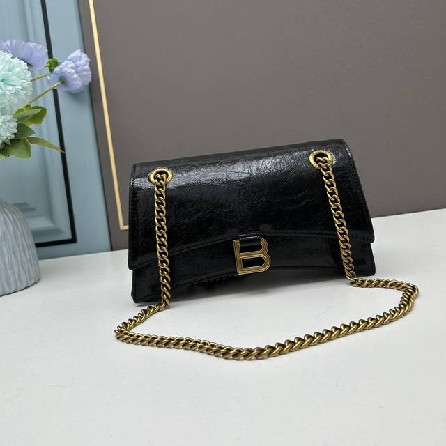 Balenciag新品 小号 链条沙漏包 平纹牛皮 油蜡皮全包采用头层牛皮好质量巴黎世家醉新款内置序列码全黑链条五金 非常高级 内里多隔层 袋口贴袋拉链 妥妥的