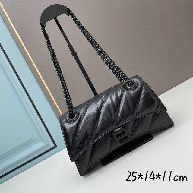 Balenciag新品 小号 链条沙漏包 平纹牛皮 油蜡皮全包采用头层牛皮好质量巴黎世家醉新款内置序列码全黑链条五金 非常高级 内里多隔层 袋口贴袋拉链 妥妥的