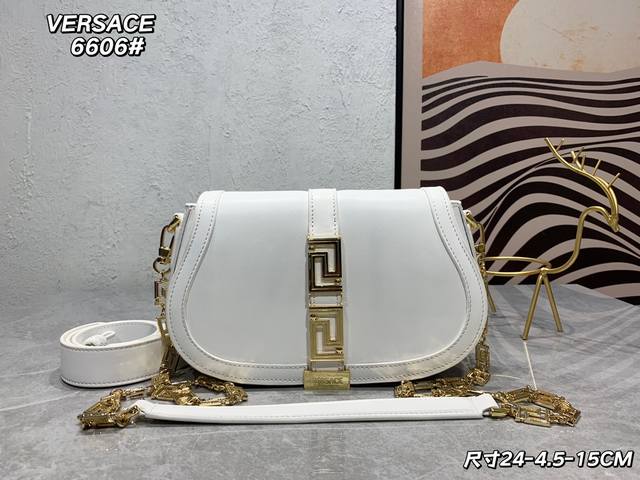 新品 对版本色油边 基于 Versace 对神话及文化的致敬之意 该greca Goddess 系列中问饰有 Greca 链式五金配件 同时配有可调节链式肩带