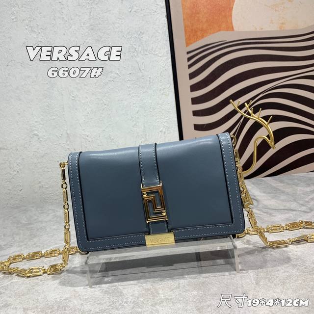 新品 此款greca Goddess手拿包饰有greca链式五金配件 由连续线条构成的versace标志 此款晚装包采用 光滑皮革于意大利制成 每个棱角均配有按