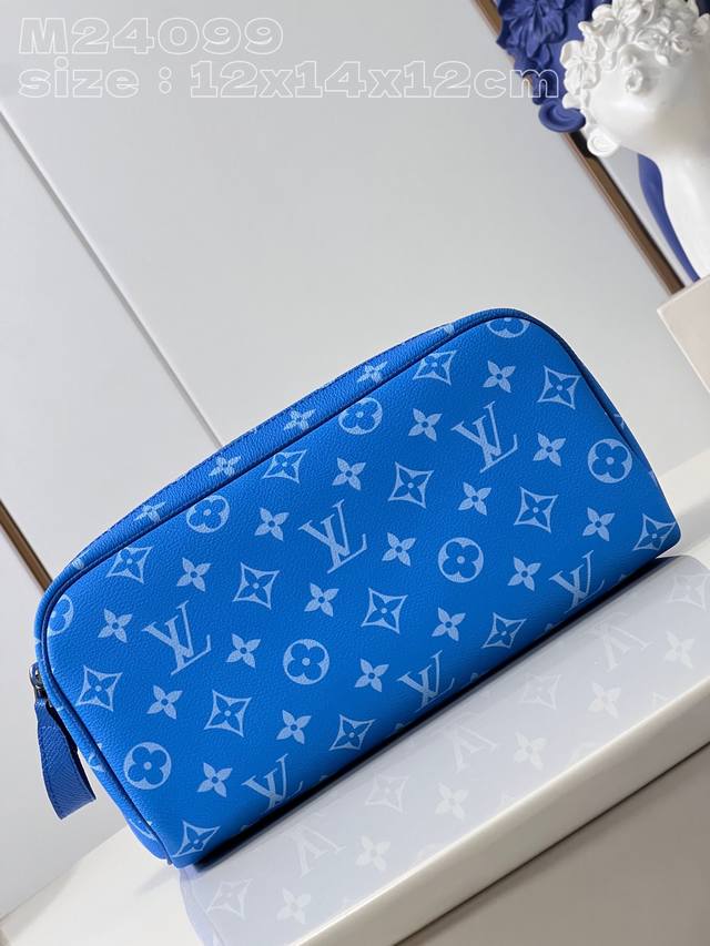 顶级原单 独家实拍 M 37蓝 本款 Dopp Kit 盥洗袋为 Taga 牛皮革和 Monogram 帆布渲染明快色彩 结合双拉链设计 为洗漱用品提供充裕收纳