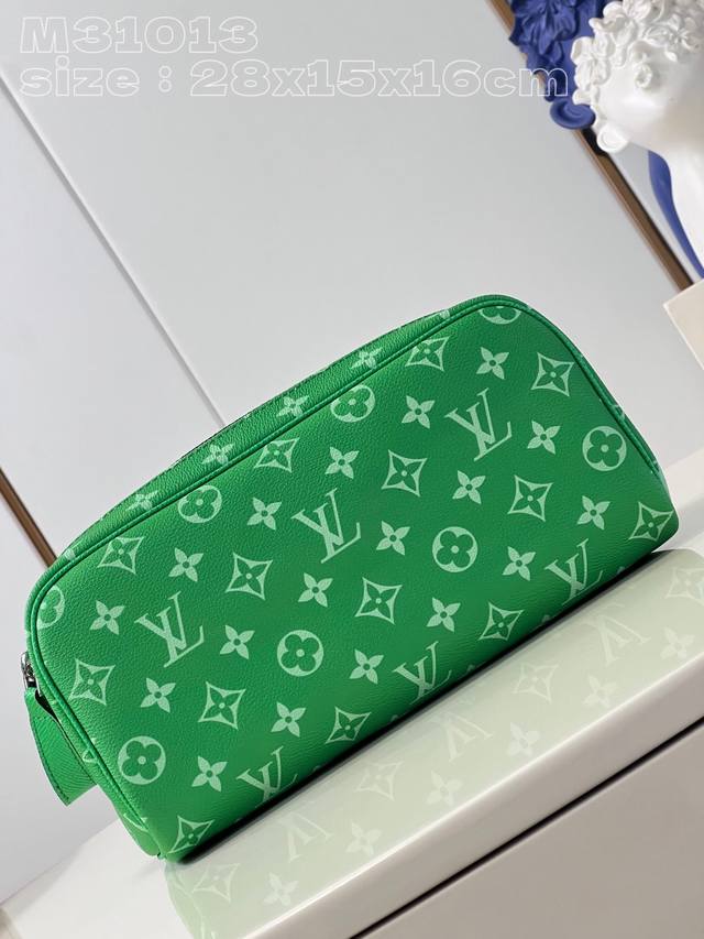 顶级原单 独家实拍 M 13绿 本款 Dopp Kit 盥洗袋为 Taga 牛皮革和 Monogram 帆布渲染明快色彩 结合双拉链设计 为洗漱用品提供充裕收纳