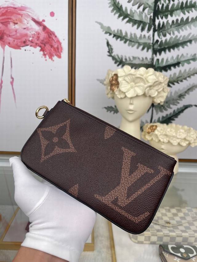 Louis Vuitton 顶级原单 独家背景 M68756 尺寸:19.5X 11.5X 3.0 Cm 路易威登经典 Monogram 帆布于三款手拿包变幻格