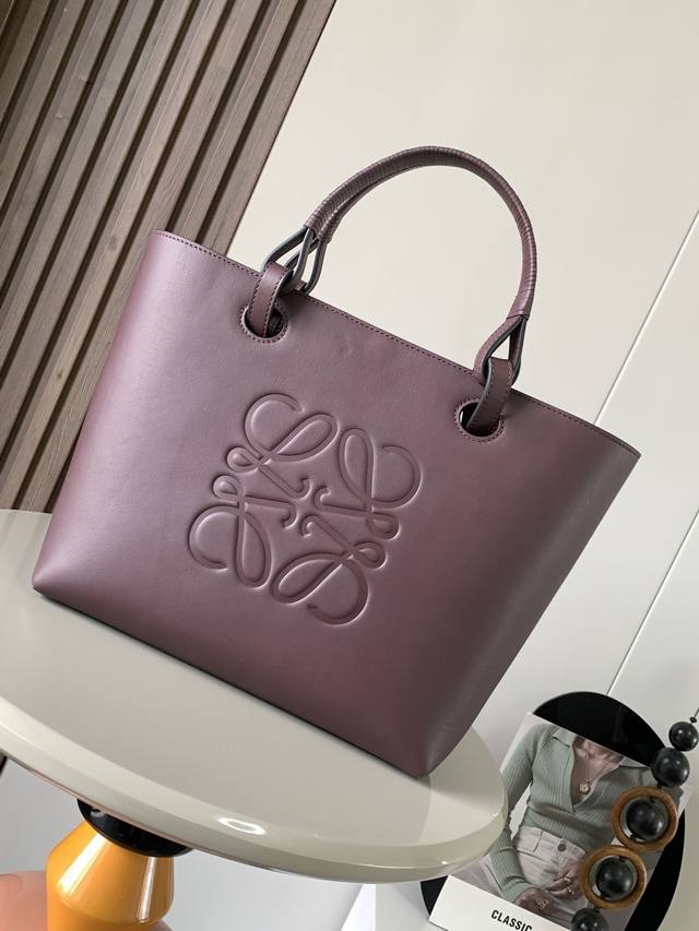 中号牛皮革 Anagram Tote 手袋亚麻布拼接托特色没啥花里胡哨的设计 简单实用型长短肩带的设计还挺好看的尺寸还比较合适 不算特别大容易轻松满足日常需求