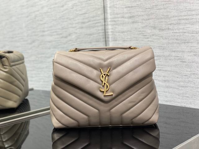 Ysl 小号长形信封挎包 经典柔和造型前翻盖包 带金属联结ysl标志 金属和真皮链条肩带以及y字形拼接缝合 尺寸25Cm编码392277