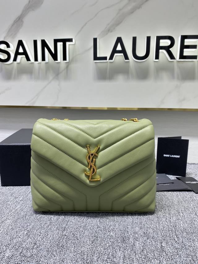 牛油果绿 Ysl 小号长形信封挎包 经典柔和造型前翻盖包 带金属联结ysl标志 金属和真皮链条肩带以及y字形拼接缝合 尺寸25Cm