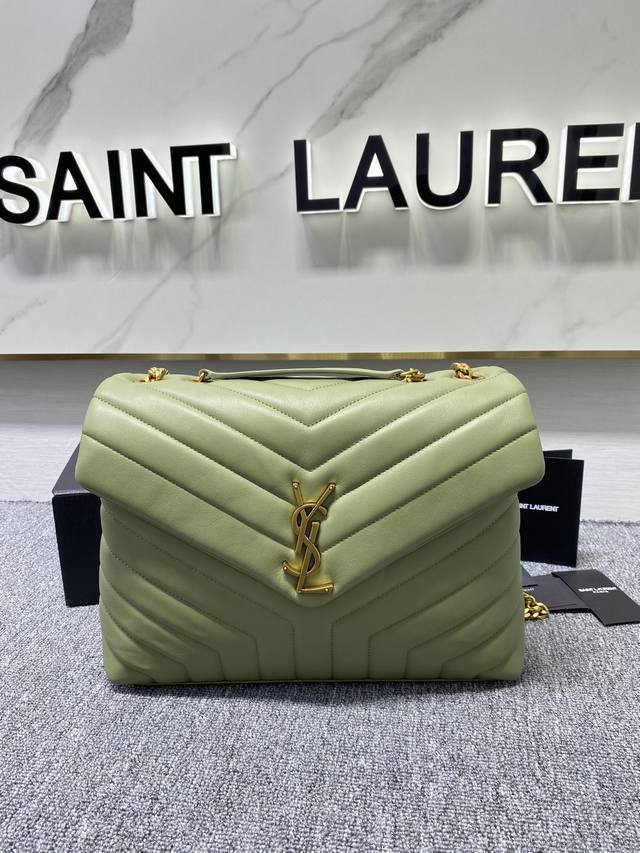 牛油果绿 Ysl 大号长形信封挎包 经典柔和造型前翻盖包 带金属联结ysl标志 金属和真皮链条肩带以及y字形拼接缝合 尺寸32X22X11编码392288