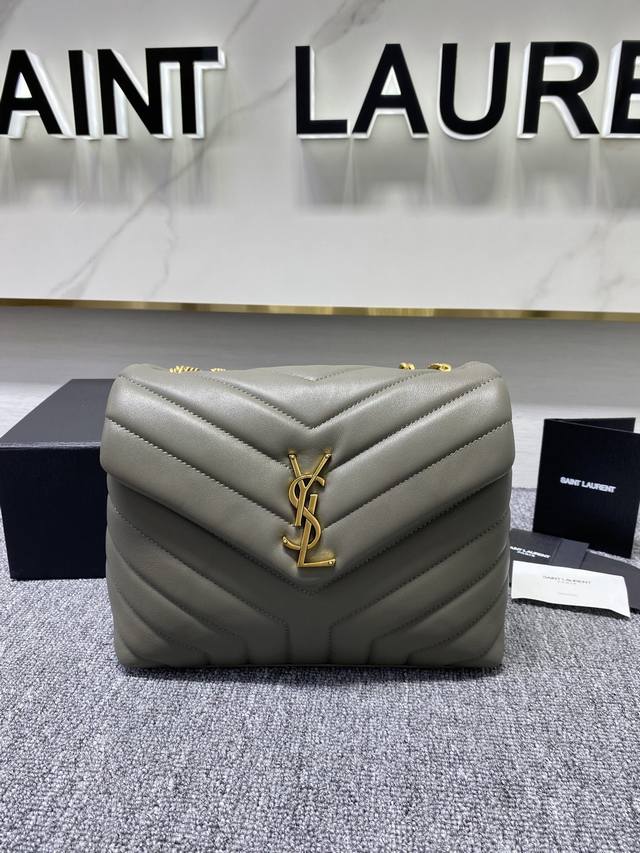 灰色 Ysl 小号长形信封挎包 经典柔和造型前翻盖包 带金属联结ysl标志 金属和真皮链条肩带以及y字形拼接缝合 尺寸25Cm编码392277