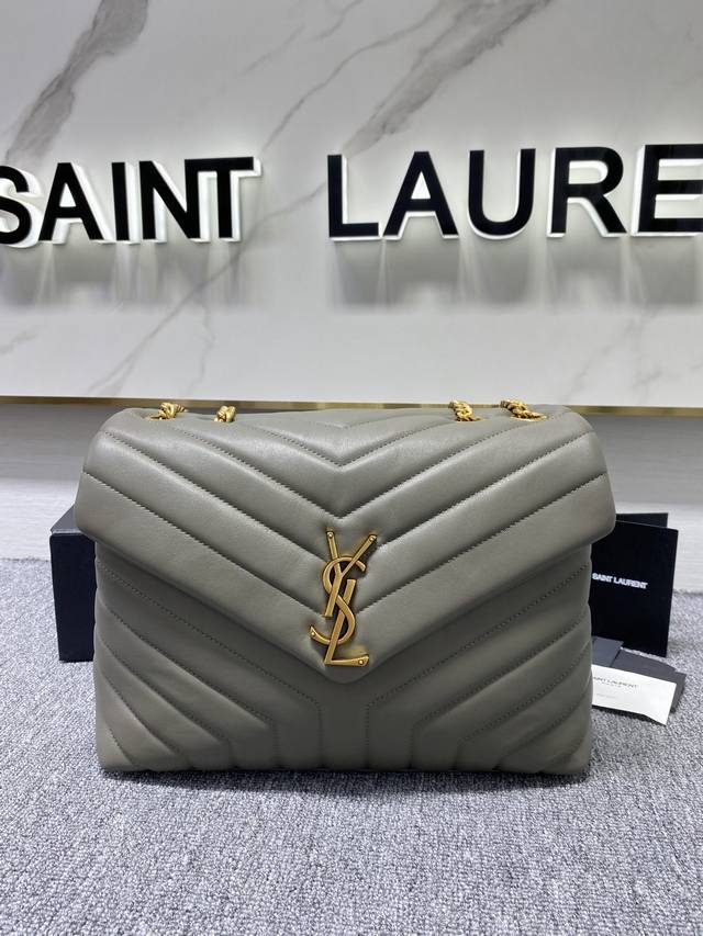 灰色 Ysl 大号长形信封挎包 经典柔和造型前翻盖包 带金属联结ysl标志 金属和真皮链条肩带以及y字形拼接缝合 尺寸32X22X11编码392288