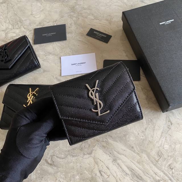 圣罗兰ysl 鱼子酱短款三折钱包 六个卡片槽及一个零钱袋 一个纸币隔层及四个票据隔层 尺寸12.5*10*2.5 型号423298