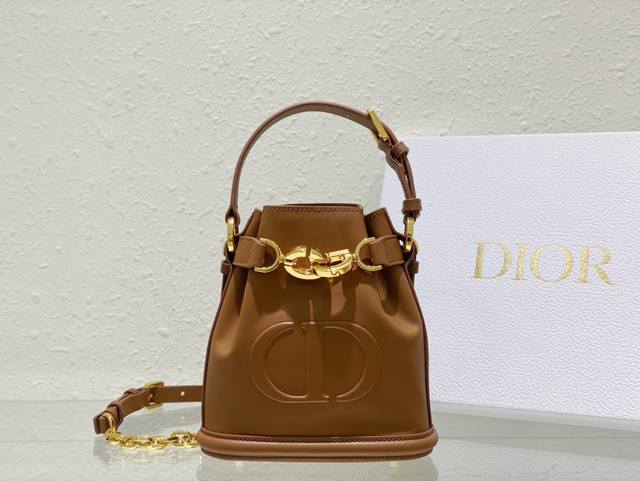 小号c'Est Dior 手袋 马鞍金色牛皮革 Cd 标志压花 这款 C'Est Dior 手袋是二零二三秋季新品 优雅而经典 采用马鞍金色牛皮革精心制作 正面