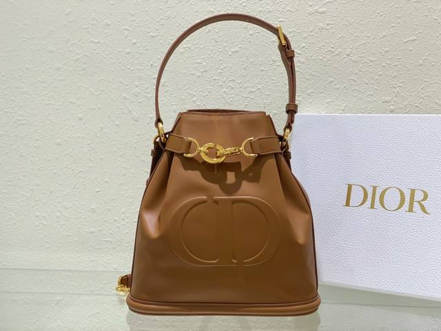 中号 C'Est Dior 手袋 马鞍金色牛皮革 Cd 标志压花 这款 C'Est Dior 手袋是二零二三秋季新品 优雅而经典 采用马鞍金色牛皮革精心制作 正