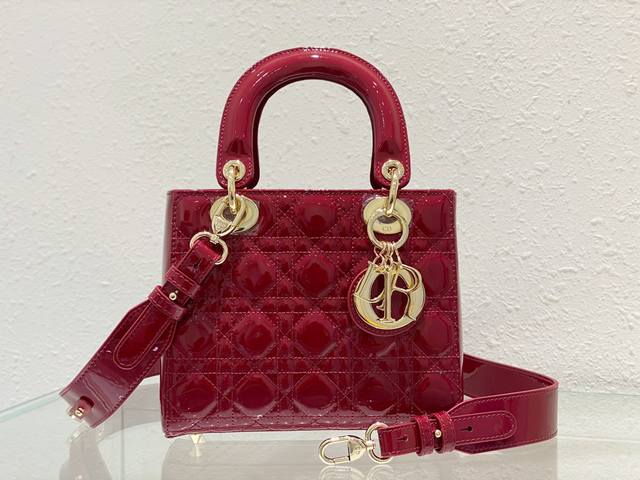 Lady Dior 20Cm 樱桃红漆皮 四格戴妃包 采用进口原色藤格纹漆皮材质 搭配可个性化宽肩背带 淡金色金属配饰 26个字母和5个幸运符码自由搭配 个性化