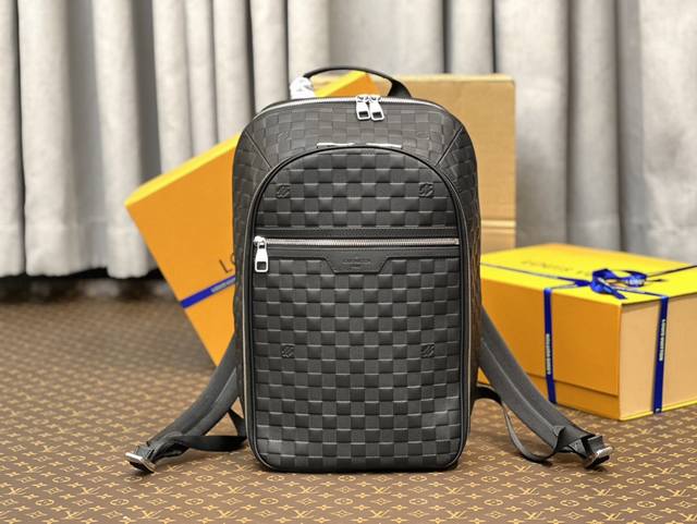 N45287 压格 本款 Michael 双肩包为 Damier Infini Onyx 皮革压印 Damier 棋盘格纹 构筑设有笔记本电脑隔层的充裕空间 可