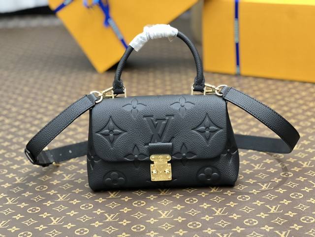 M45977黑色压花全皮手提包系列 本款 Madeleine Bb 手袋取材 Monogram Empreinte 压纹皮革 搭配经典 S-Lock 锁扣和皮革