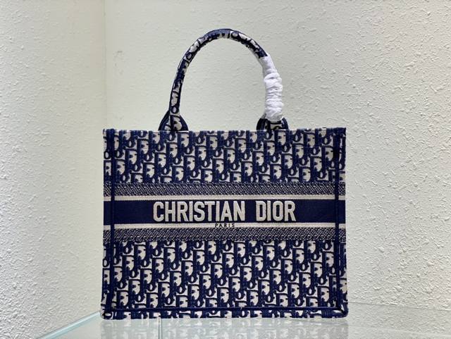 Dior Book Tote 时尚易逝 经典永存 Dior 高级 定制系列 刺绣帆布手提包 创造经典 演绎时尚 肩背与手提两用 中号尺寸 36Cm 款号 129