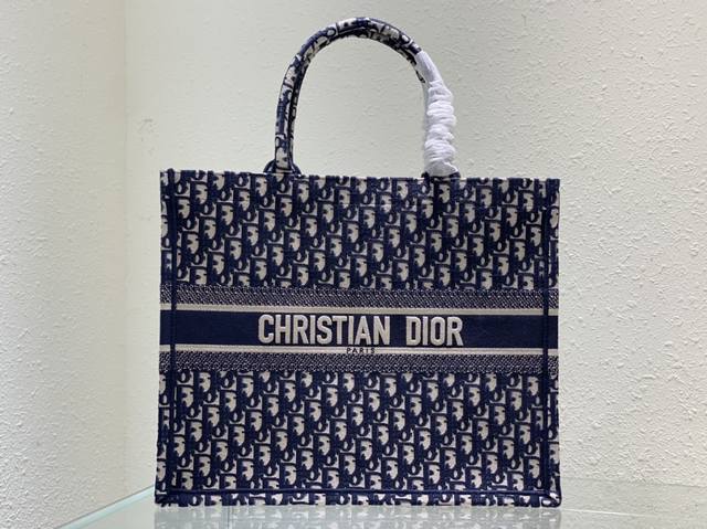 Dior Book Tote 时尚易逝 经典永存 Dior 高级 定制系列 刺绣帆布手提包 创造经典 演绎时尚 肩背与手提两用 尺寸 41.5 Cm 款号 12