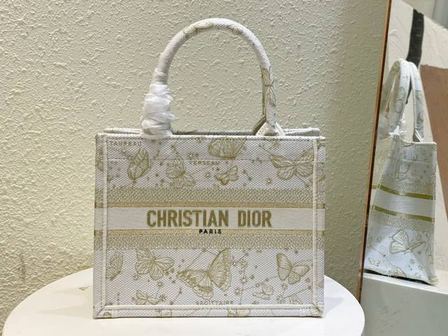 新款金丝蝴蝶 这款 Book Tote 手袋由 Dior 女装创意总监玛丽亚 嘉茜娅 蔻丽 Maria Grazia Chiuri 设计 是体现 Dior 美学