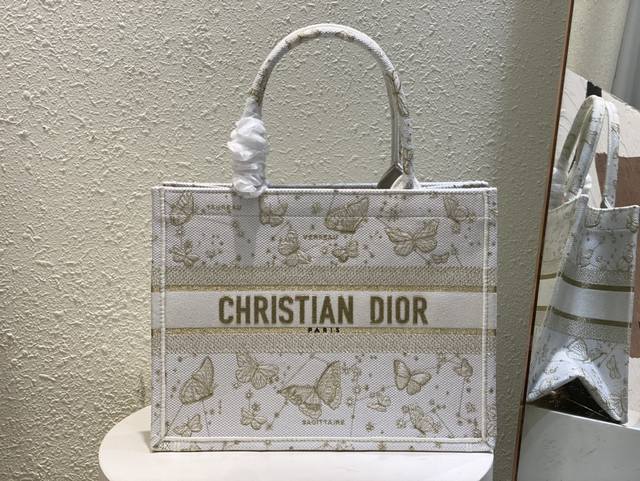 新款金丝蝴蝶 这款 Book Tote 手袋由 Dior 女装创意总监玛丽亚 嘉茜娅 蔻丽 Maria Grazia Chiuri 设计 是体现 Dior 美学