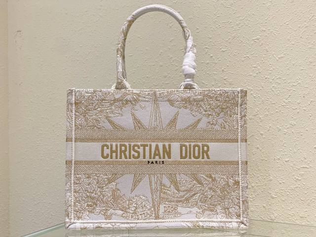 新款金丝绣线 这款 Book Tote 手袋由 Dior 女装创意总监玛丽亚 嘉茜娅 蔻丽 Maria Grazia Chiuri 设计 是体现 Dior 审美