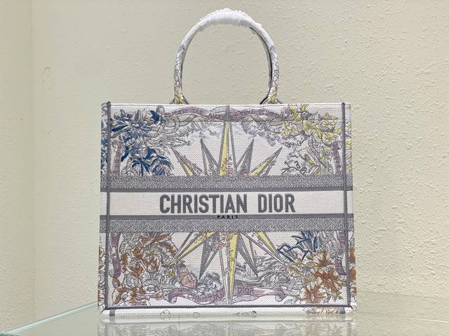 新款灰色绣线 这款 Book Tote 手袋由 Dior 女装创意总监玛丽亚 嘉茜娅 蔻丽 Maria Grazia Chiuri 设计 是体现 Dior 审美