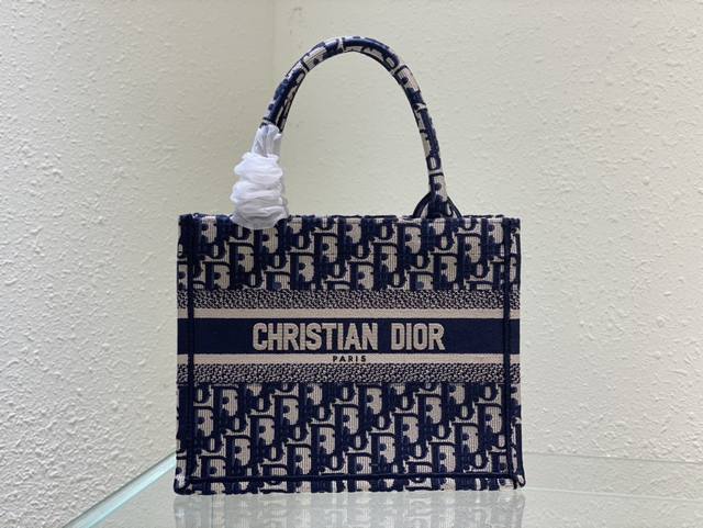 购物袋新尺寸 Dior Book Tote 时尚易逝 经典永存 Dior 高级 定制系列 刺绣帆布手提包 创造经典 演绎时尚 肩背与手提两用 小号尺寸 26.5