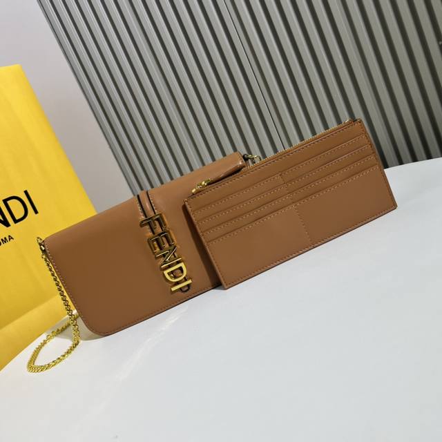 Fendi 官网最新春夏通勤链条卡包 盖头搭配原版fendi字母五金 原版定制牛皮 皮质细腻柔软 精致小巧的版型 配有一个小拉链内袋 可插卡 可放手机 配有链条