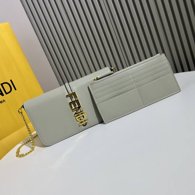 Fendi 官网最新春夏通勤链条卡包 盖头搭配原版fendi字母五金 原版定制牛皮 皮质细腻柔软 精致小巧的版型 配有一个小拉链内袋 可插卡 可放手机 配有链条