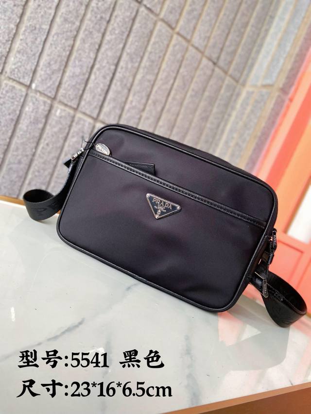 5541Prada 普拉达 Re-Nylon 尼龙布斜跨包 背包 男女通用 原厂防水布材质 电镀五金 高端货 规格:23*16*6.5