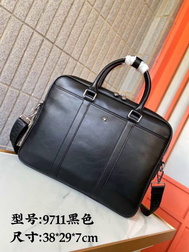 9711 黑色montblanc 万宝龙手提包男包 男士公文包电脑包 采用精湛镶嵌细工 经典百搭 实物拍摄 原厂原版面料 高端品质 配送小票防尘袋 规格 38