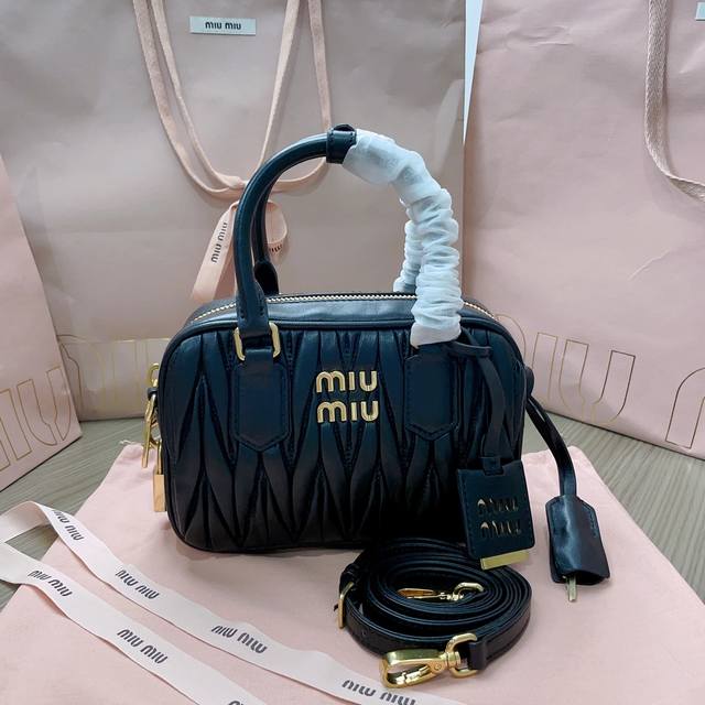 正品级 5Bb123 Miumiu新品too Pretty保龄球手袋 采用进口小羊皮经典品牌标志性matelasse纹理绣花 复古磨砂五金 保留了应有的俏皮感