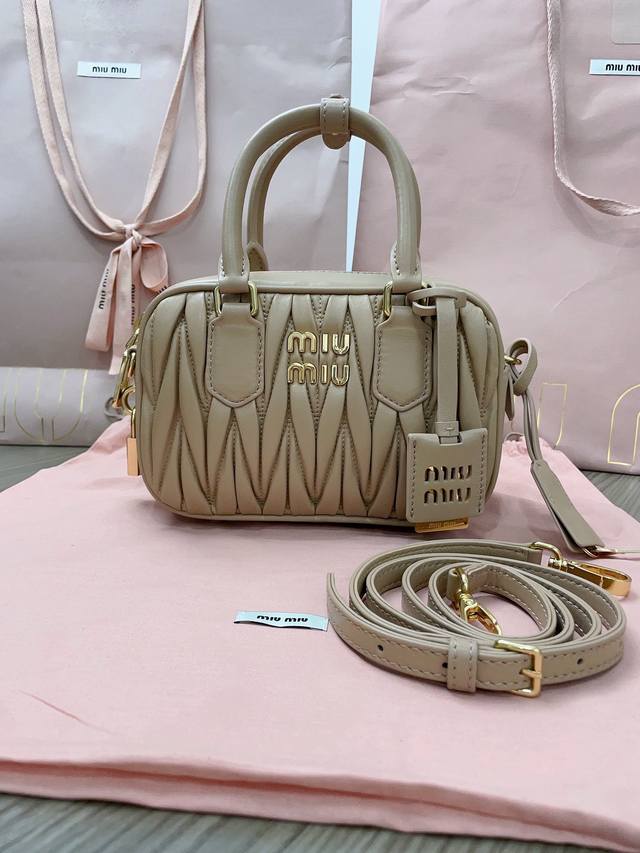 正品级 5Bb123 Miumiu新品too Pretty保龄球手袋 采用进口小羊皮经典品牌标志性matelasse纹理绣花 复古磨砂五金 保留了应有的俏皮感