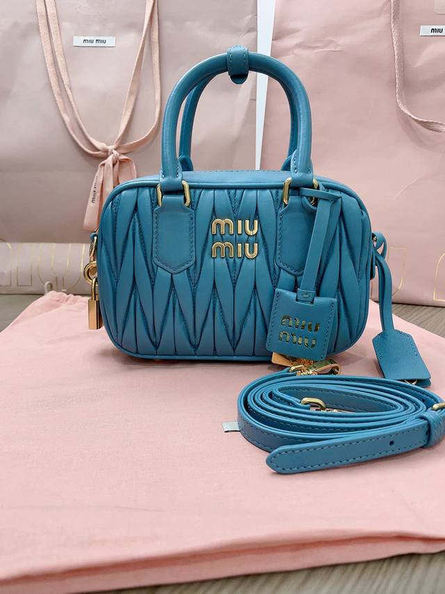 正品级 5Bb123 Miumiu新品too Pretty保龄球手袋 采用进口小羊皮经典品牌标志性matelasse纹理绣花 复古磨砂五金 保留了应有的俏皮感