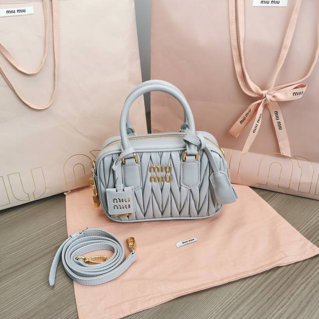 正品级 5Bb123 Miumiu新品too Pretty保龄球手袋 采用进口小羊皮经典品牌标志性matelasse纹理绣花 复古磨砂五金 保留了应有的俏皮感