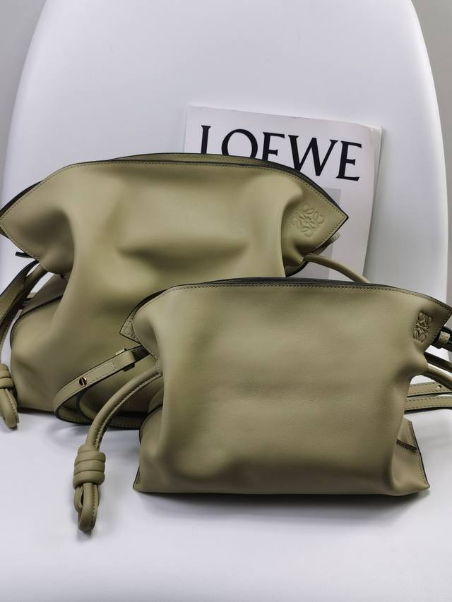 原厂皮 46S 粘土绿 Loewe迷你 Flamenco 俗称绳结包 选用柔软细腻小牛皮 采用拉绳收紧 并打上标志性的盘绕结 肩背 斜挎或手拿 可拆卸和可调式肩