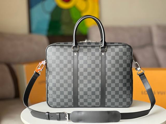 正品级 原单品质 Voyage 小号公文包 N41478黑格 粗犷的damier Graphite格纹帆布赋予此款porte-Documents Voyage小