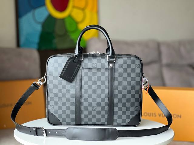 正品级 原单 N40黑格 本款 Voyage 小号公文包取材 Damier Graphite 涂层帆布 搭配皮革侧带 加固包角 顶部手柄和名牌 外袋便于存放智能