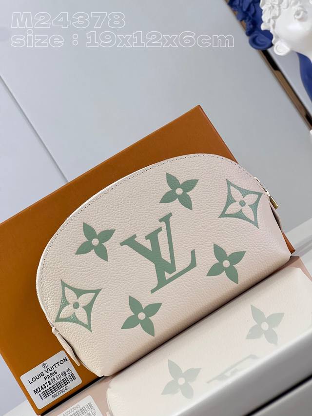 顶级原单 独家实拍 M24378丝印绿 Pochette Cosmetique 手拿包取材 Monogram Empreinte 皮革 以淡雅色彩呈现 Mono