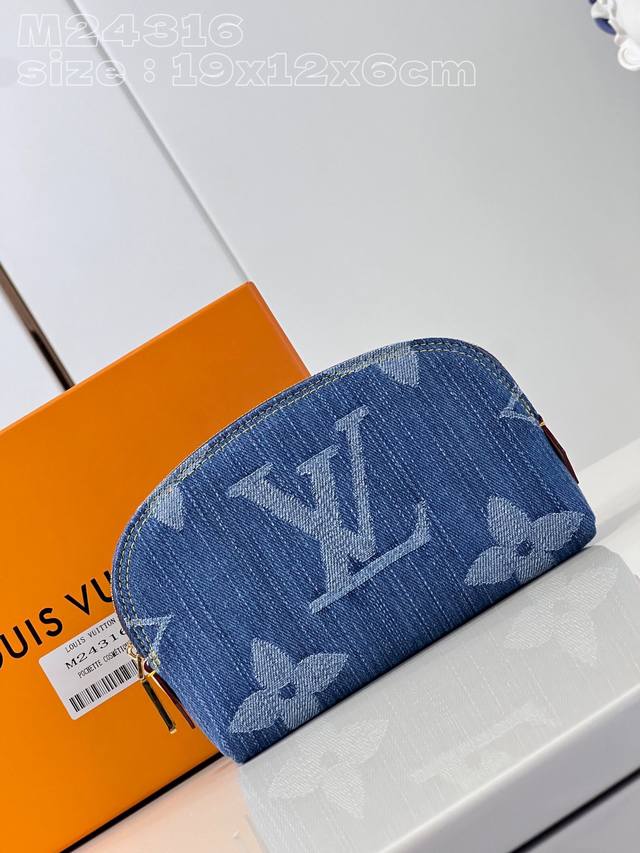 顶级原单 独家实拍 M24316 這款monogram Denim造型的pochette Cosm tique化妝包展現休閒時尚的型格氣息 設計選用有機認證的棉