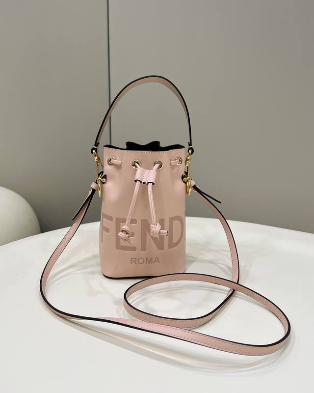 Fendi Mon Tresor 迷你水桶包意大利小牛皮制作 烫印 Fendi Roma 经典字母图案 抽绳开合设计 搭配一长一短两条肩带 小巧版型容量大 Si