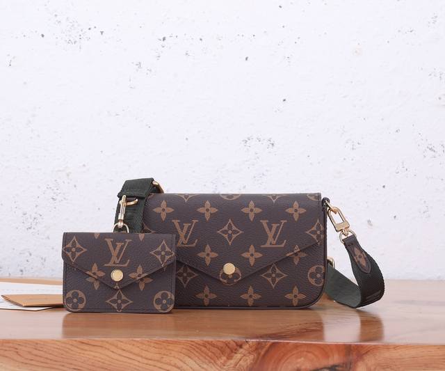 顶级原单 全钢五金f licie Strap & Go 手袋以经典 Monogram 帆布延续 F licie Pochette 手袋的多样功能 主袋可容纳智能