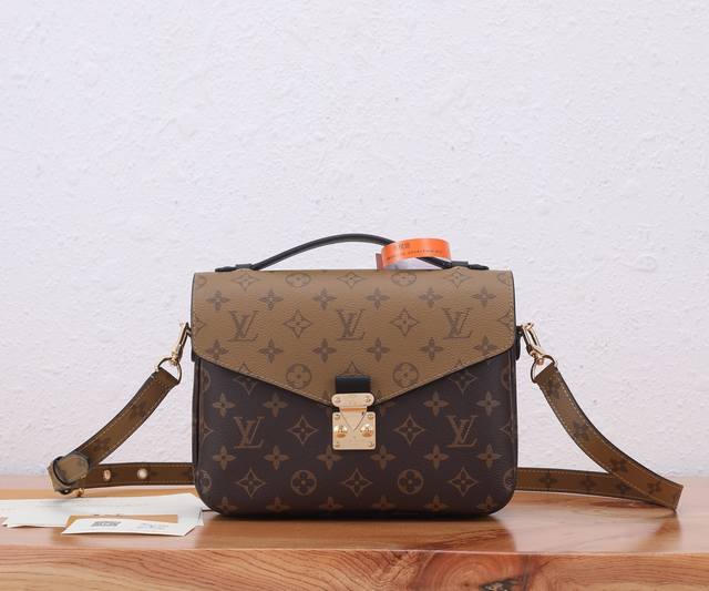 顶级原单 全钢五金标志性的 Monogram Reverse 帆布使此款新潮的 Pochette M tis 手袋更显时尚 灵感源自nicolas Ghesqu