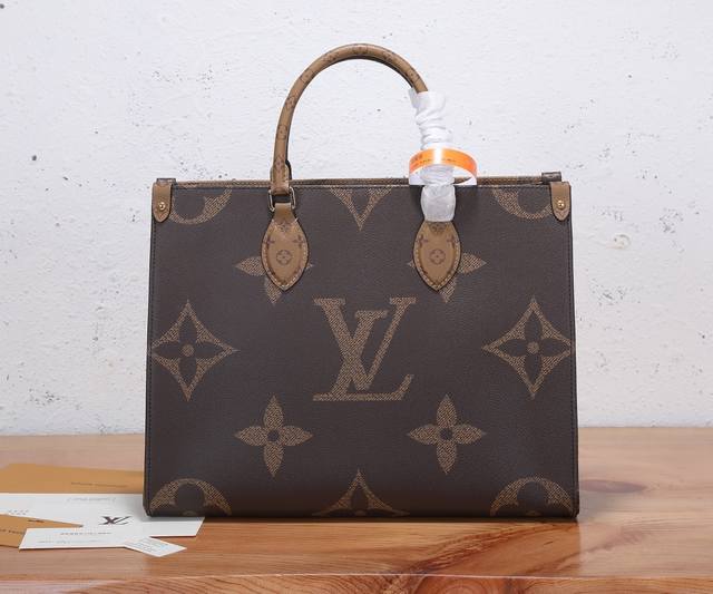 顶级原单 全钢五金onthego 中号手袋将经典 Monogram 帆布与 Monogram Reverse 帆布分饰两侧 迥异风尚随心呈现 Toron 双手柄